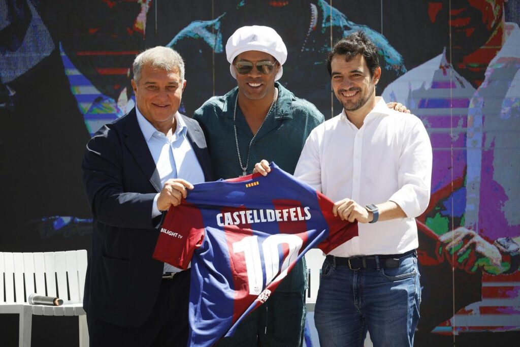 El exjugador del FC Barcelona, Ronaldinho Gaucho, se ha mostrado agradecido de poder estrenar el paseo de las estrellas de Castelldefels