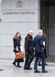 El juez propone juzgar a Francisco González, BBVA y Villarejo por los presuntos encargos ilegales al comisario