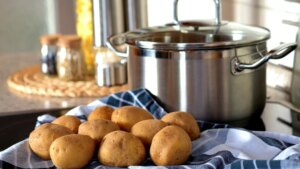 El mejor lugar para guardar las patatas es el que siempre se evita, según una experta