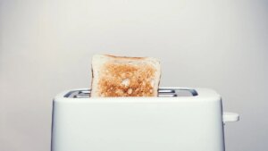 El método viral para limpiar la tostadora en un minuto que puede ser peligroso según los fabricantes