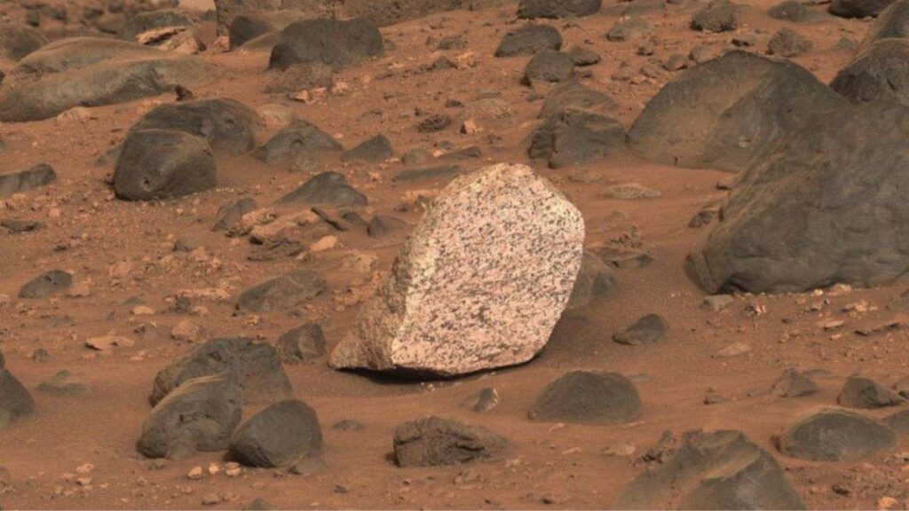 El misterio detrás de la roca blanca que ha descubierto la NASA en Marte, ¿por qué tiene ese color si el resto son negras?