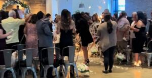El vestido de una novia se incendia durante su boda (Video) - AlbertoNews