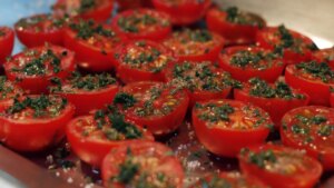 Ensalada de tomates asados con aliño de alcaparras, una receta sencilla y barata para acompañar tus platos