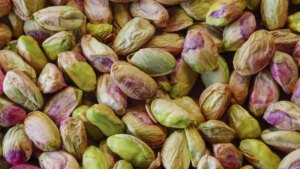 Esta es la razón por la que no debes quitarle la piel a los pistachos