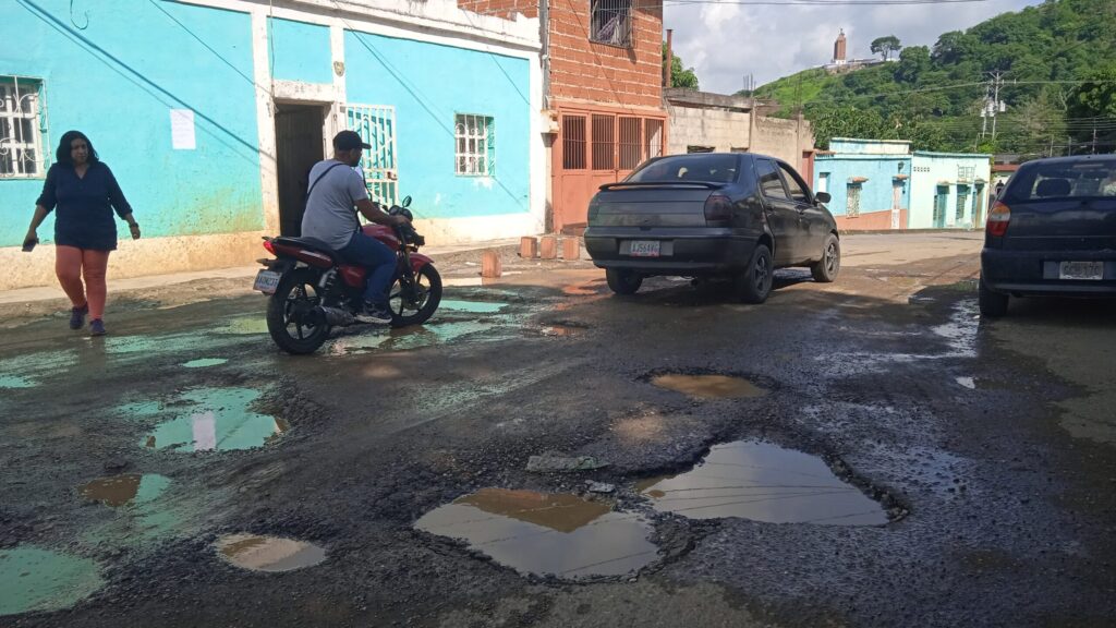 Exigen arreglo urgente de la calle Falcón en San Juan de los Morros