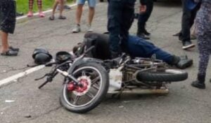 Fallecen dos hombres cuando realizaban motopiruetas