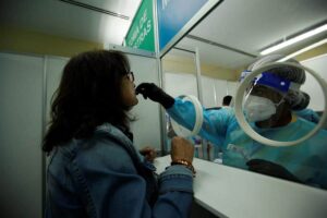 Hallan nuevas respuestas inmunitarias que explican cómo algunas personas evitan el COVID-19 - AlbertoNews