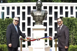 Inauguran plaza Simón Bolívar en Embajada de Venezuela en China