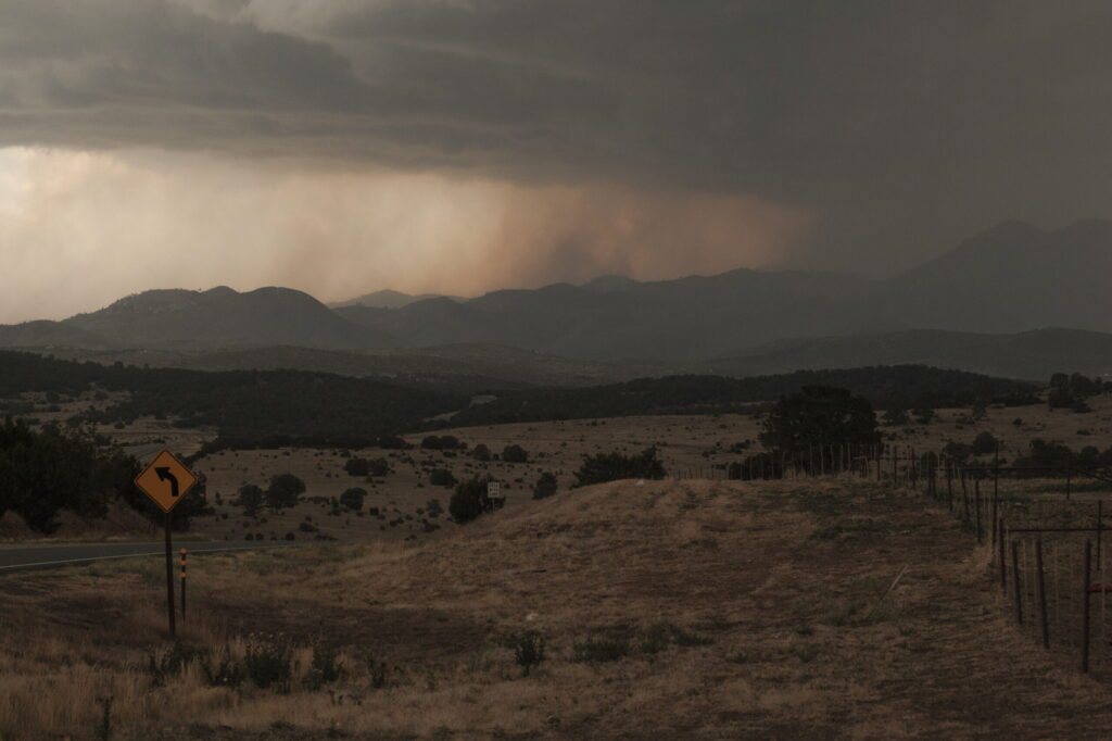 Incendios forestales en Nuevo México y California obligan a desalojar a miles de personas