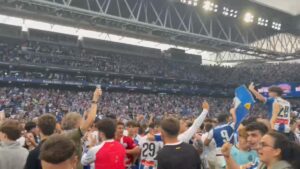 Invasión de aficionados del Espanyol al terreno de juego tras la victoria de su equipo frente al Real Oviedo.