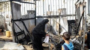 Israel mata a 25 personas y hiere a otras 50 tras atacar tiendas de desplazados en el noroeste de Ráfah