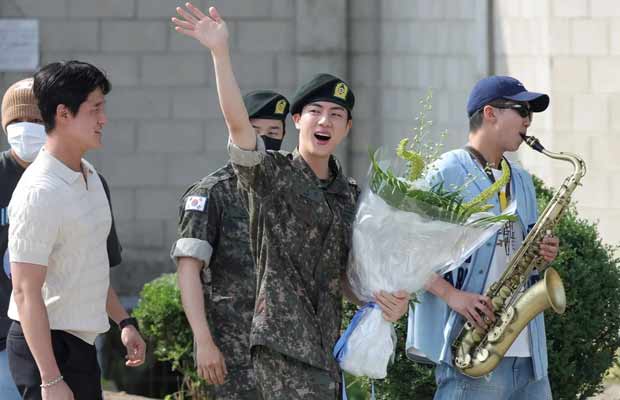 Jin de BTS terminó el servicio militar en Corea del Sur