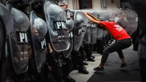 Jueza argentina libera a 11 detenidos por protestar contra la 'Ley de Bases'