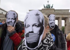 Julian Assange, en libertad bajo fianza tras un acuerdo con el Gobierno de EEUU