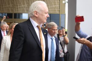 Julian Assange llega a Australia tras formalizar su libertad con la justicia de EE.UU. - AlbertoNews