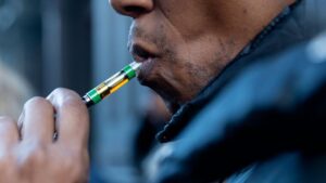 La FDA enfrenta críticas por aprobación de cigarrillos electrónicos mentolados en Estados Unidos - AlbertoNews