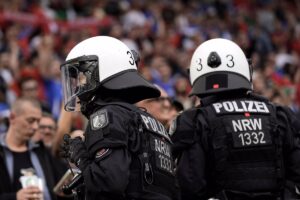 La Policía de Hamburgo neutraliza a un individuo que amenazaba con un pico a aficiones de la Eurocopa