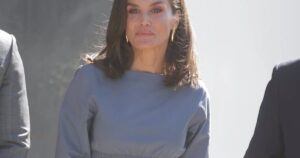 La Reina Letizia estrena, en su visita a Netflix, un vestido 'nido de abeja' efecto tipazo y sandalias joya