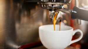 La cafetera más vendida de Amazon que incluye espumador y 4 variedades de café