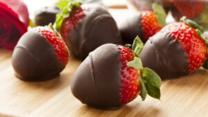 La fresas cubiertas de chocolate pueden ser saludables: así debes prepararlas