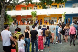 La participación a mediodía en la primera vuelta de la legislativas de Francia sube más de siete puntos frente a 2022