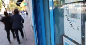 La vivienda y los alimentos se comieron casi la mitad del presupuesto de los hogares en 2023, con un gasto de 442 euros más