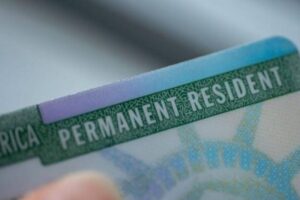 Las green cards para cónyuges indocumentados de estadounidenses: una esperanza para muchos