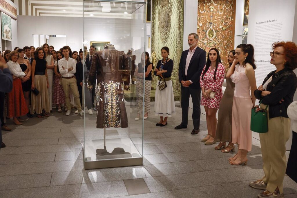 Los Reyes sorprenden a sus hijas y al grupo de jóvenes con el que visitaban las Colecciones Reales