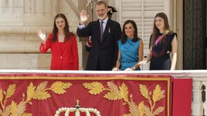 Los Reyes y sus hijas saludan desde el Palacio Real durante la celebración del 10º aniversario de la proclamación de Felipe VI