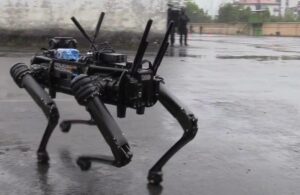 Segunda fase del simulacro. Los terroristas piden agua, el perro robot se la lleva, y los agentes preparan el asalto.