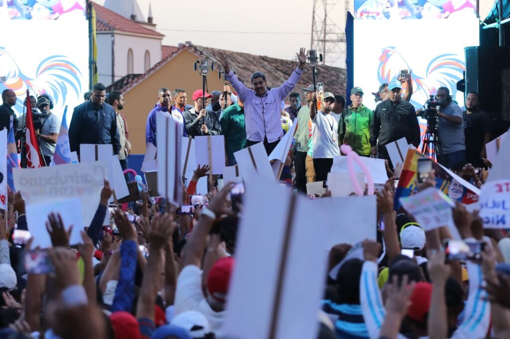 Maduro visitó La Guaira y Falcón para entregar obras