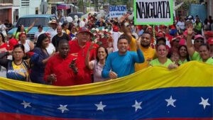 Maestros de Naiguatá marchan en apoyo a Nicolás Maduro