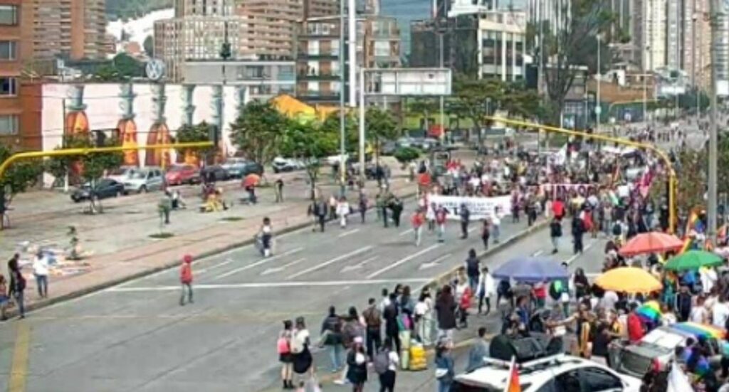 Marchas LGTBI y lluvias en Bogotá; cierre de Transmilenio