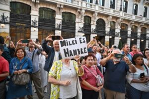 Milei arremete contra el socialismo con alusiones veladas a Sánchez y sus familiares