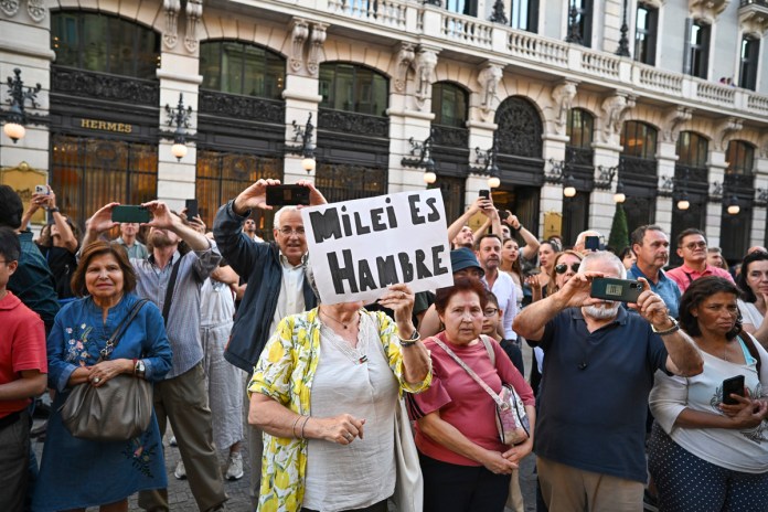 Milei arremete contra el socialismo con alusiones veladas a Sánchez y sus familiares