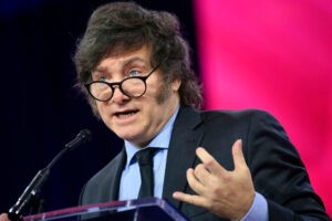 Milei llama “cobarde” a Pedro Sánchez y lo acusa de aplicar “el mismo modelo que Maduro”