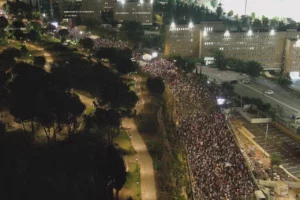 Miles de israelíes protestan frente al Parlamento contra Benjamín Netanyahu