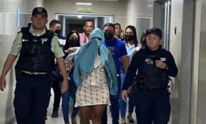 Mujer detenida durante el parto por permitir el abuso sexual contra sus ocho hijos