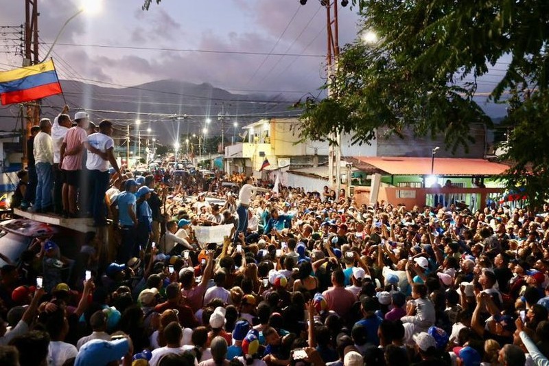 Multitudinaria concentración de María Corina Machado en Villa Rosa, comunidad donde “zapatearon” a Maduro hace algunos años (+Fotos y video)
