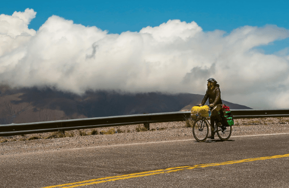 Peregrinos a pie o en bicicleta se aprestan para recorrer el Camino de Santiago