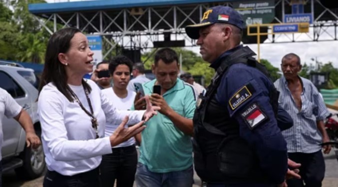 Policías detienen caravana de María Corina Machado en Trujillo
