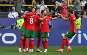 Portugal aprovecha varios fallos de Turquía y se mete en octavos de la Eurocopa