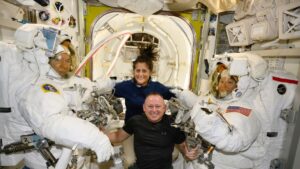 Problemas en cápsula de Boeing prolongan estancia de astronautas de NASA en estación espacial