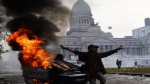 Protestas a las afueras del Congreso argentino en medio de votación de Ley de Bases