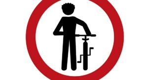 Qué significa la señal de tránsito de una persona de espalda con una bicicleta
