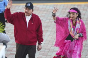 Rosario Murillo, la mujer del tirano nicaragüense, replanta 16 gigantescos 'arbolatas', símbolo de su poder