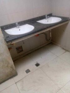Se quejan por el mal estado de los baños en el Seguro