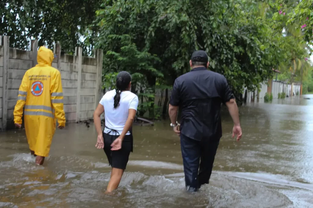 Suben a 16 los muertos por inundaciones en El Salvador