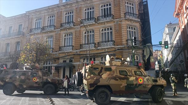 Tanques y militares armados toman la sede del Gobierno en Bolivia