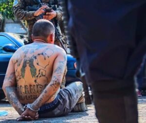 Trasladan a 2.000 pandilleros a la cárcel de alta seguridad en El Salvador, informa Bukele - AlbertoNews